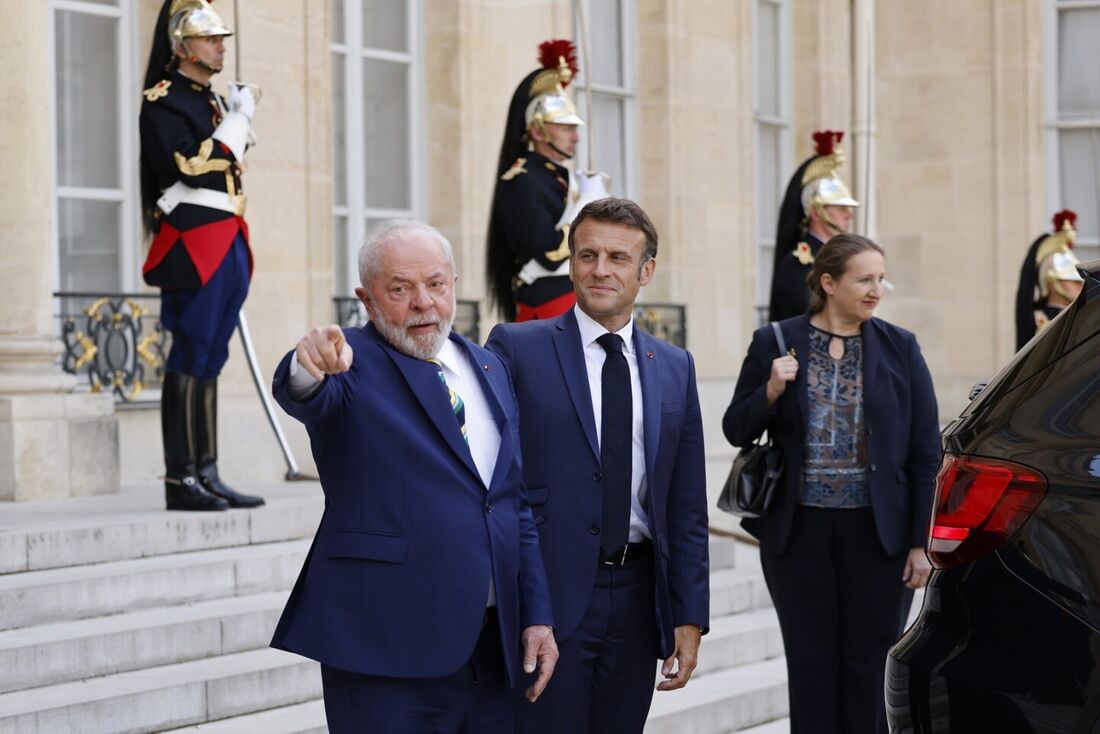 O presidente francês Emmanuel Macron (2&ordm; D) acompanha o presidente do Brasil, Luiz Inácio Lula da Silva, quando ele parte após sua reunião no Palácio do Eliseu, em meio à Nova Cúpula do Pacto Financeiro Global em Paris, em 23 de junho de 2023