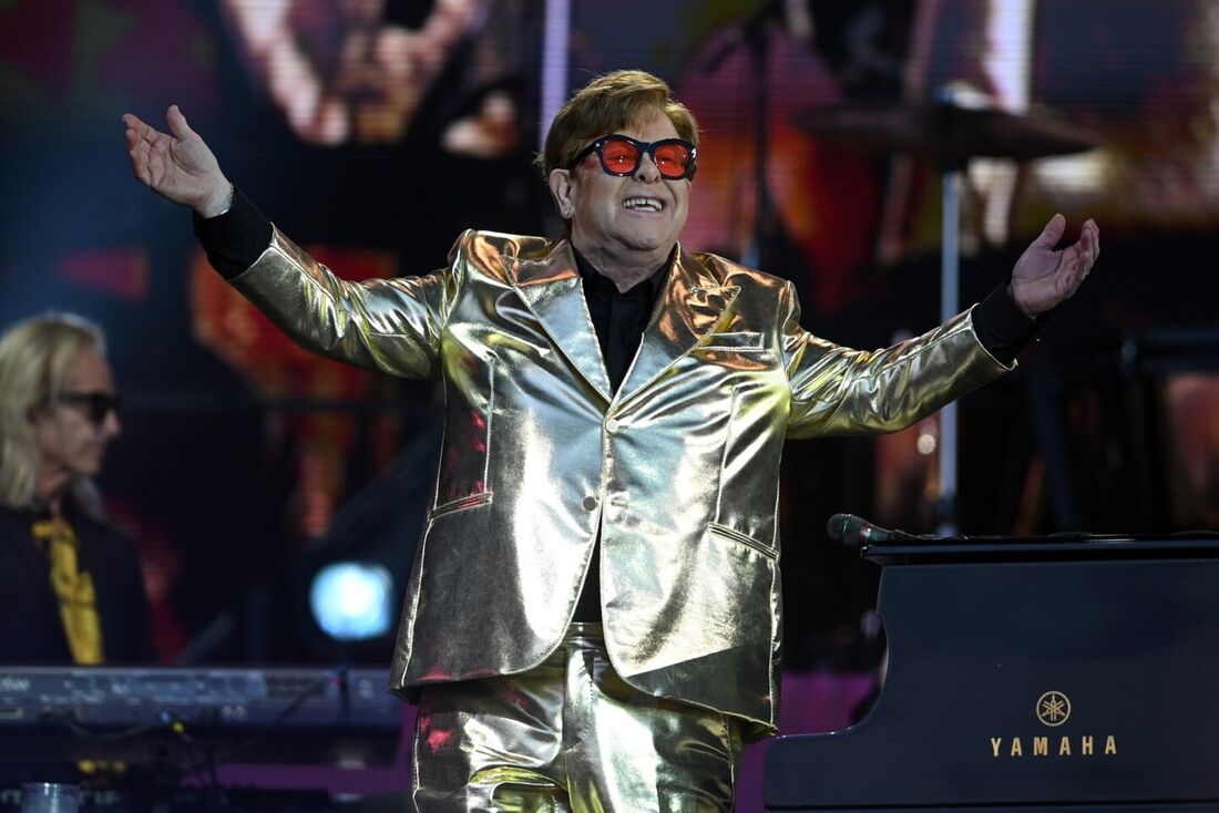 O lendário cantor britânico Elton John se apresenta no Pyramid Stage no dia 5 do festival de Glastonbury