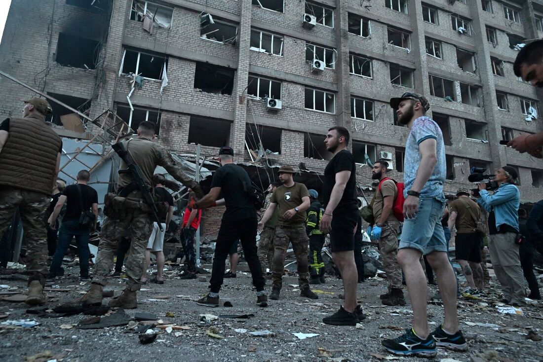 Equipes de resgate e voluntários trabalham para resgatar pessoas sob os escombros depois que um ataque de míssil atingiu um restaurante em Kramatorsk