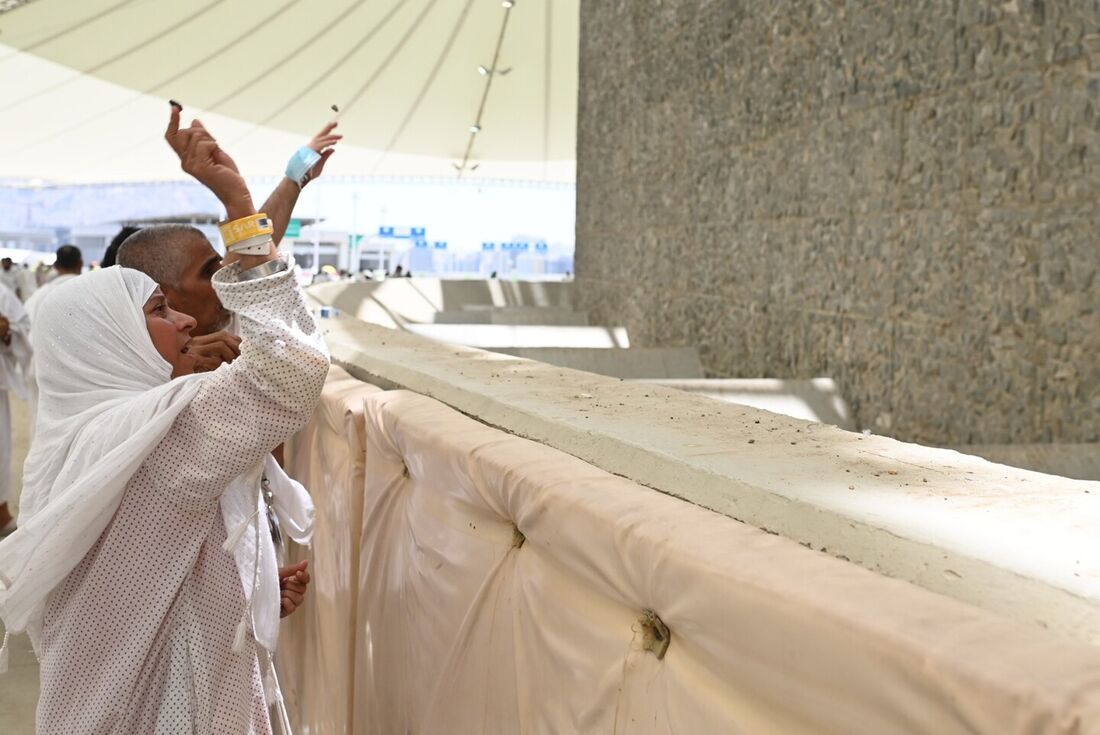 Peregrinos muçulmanos realizam o apedrejamento simbólico do ritual do diabo como parte da peregrinação hajj