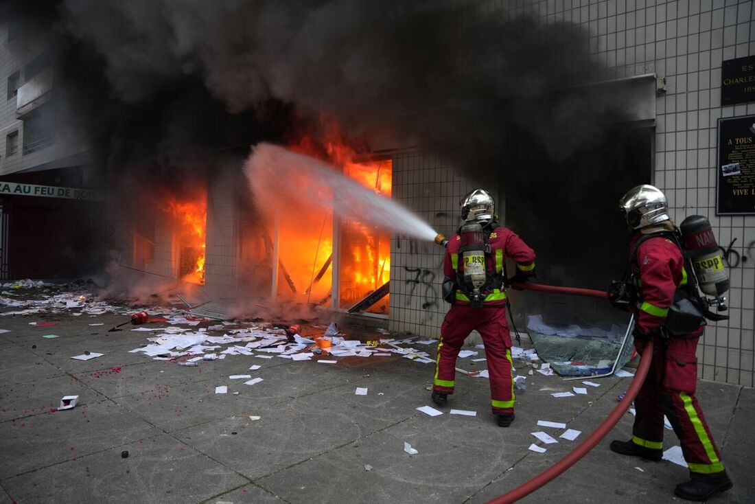 Bombeiros apagam fogo de protesto por morte de adolescente por policial