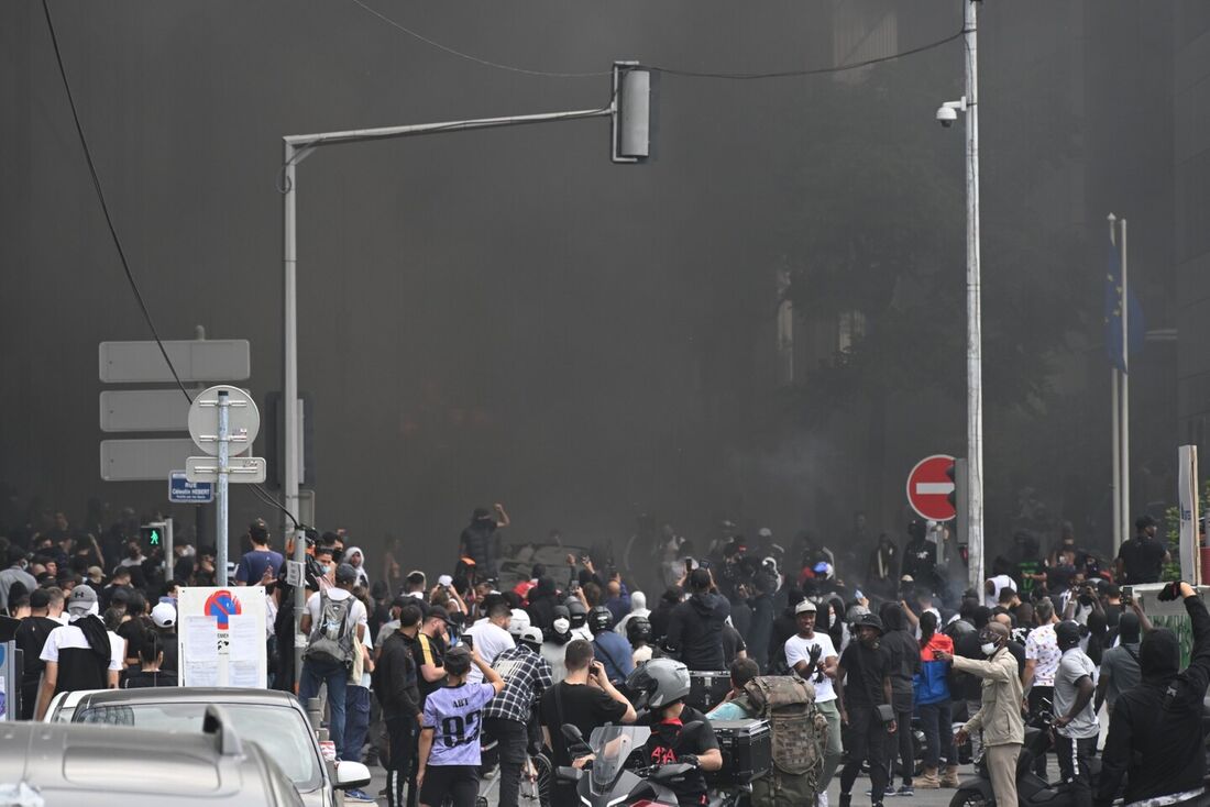 França se prepara para mais distúrbios após morte de jovem baleado por policial