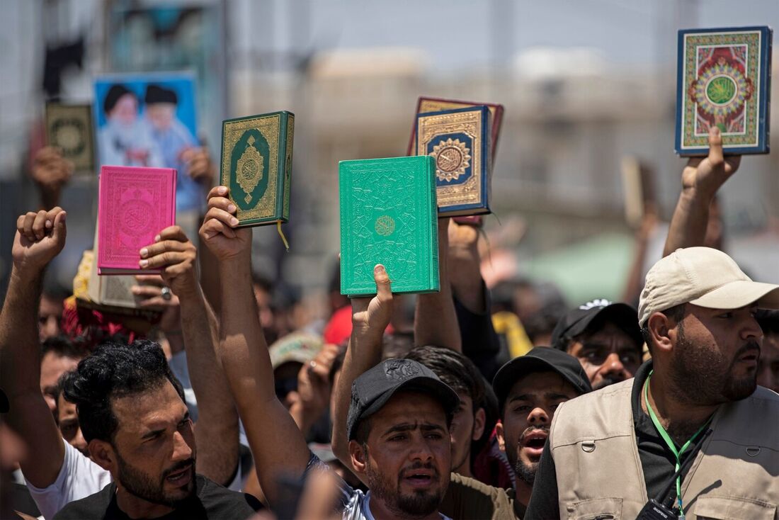  Apoiadores do movimento sadrista do Iraque seguram o Alcorão durante um protesto em Basra 