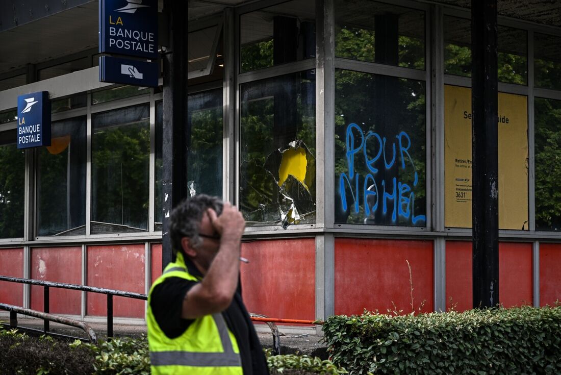  Muitas cidades do país, em particular na região de Paris, registraram novos protestos violentos