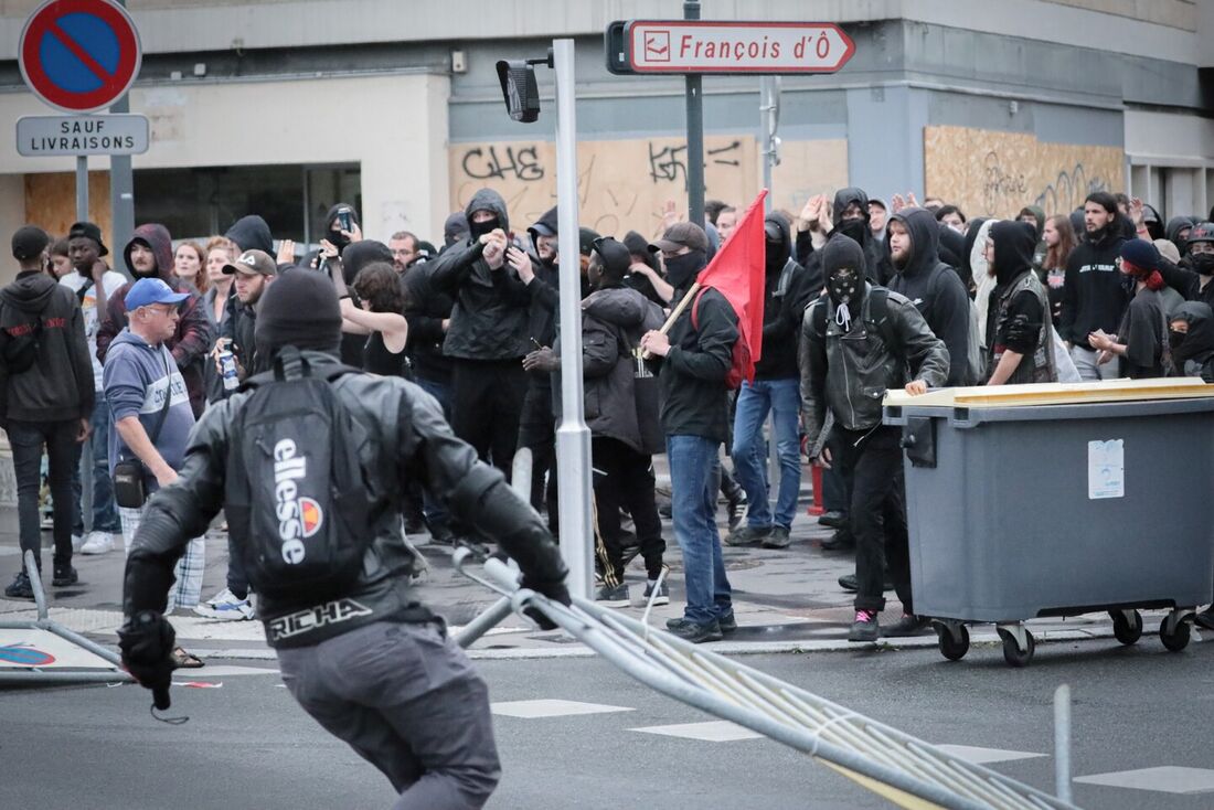 França foi tomada por protestos, nos últimos dias, depois que um adolescente foi morto em abordagem policial 