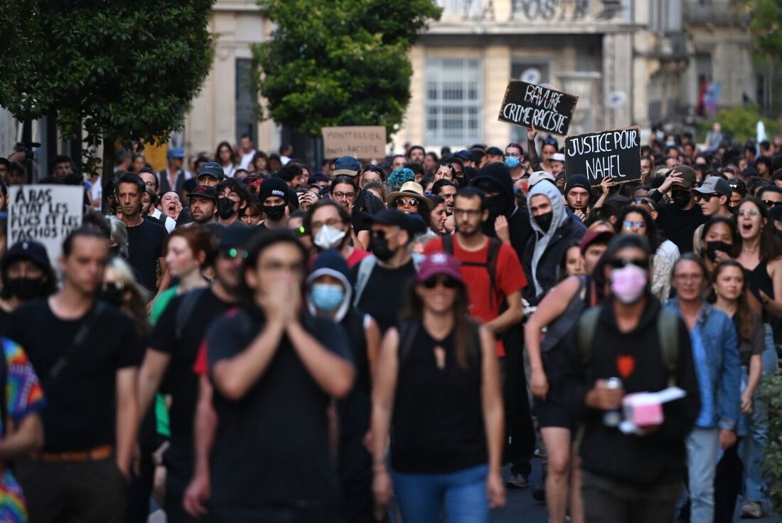 A polícia informou que o jovem caiu "durante um saque" ao supermercado, enquanto o Ministério Público de Rouen afirmou que o estabelecimento "não estava sendo atacado" na ocasião