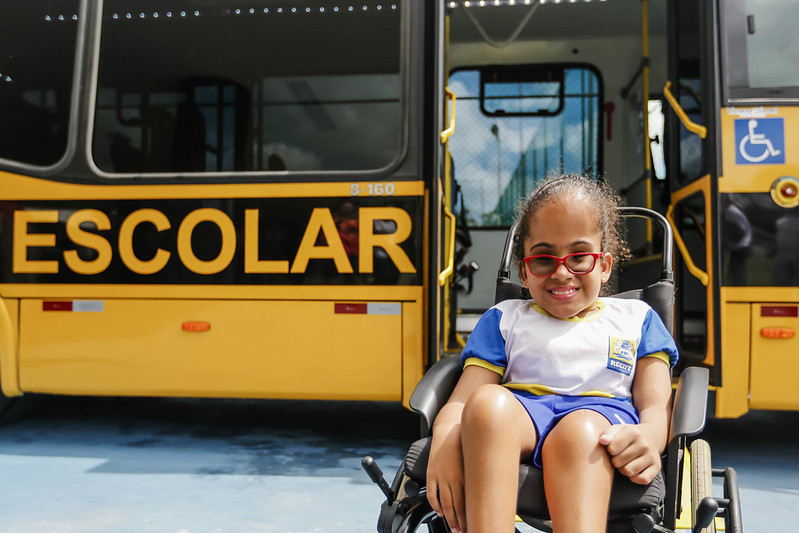 Ônibus escolar com acessibilidade da Prefeitura do Recife