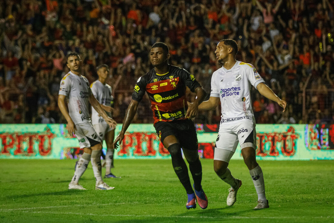 Fábio Matheus marcou seu primeiro gol com a camisa rubro-negra diante do ABC, em jogo pela Série B, na Ilha do Retiro