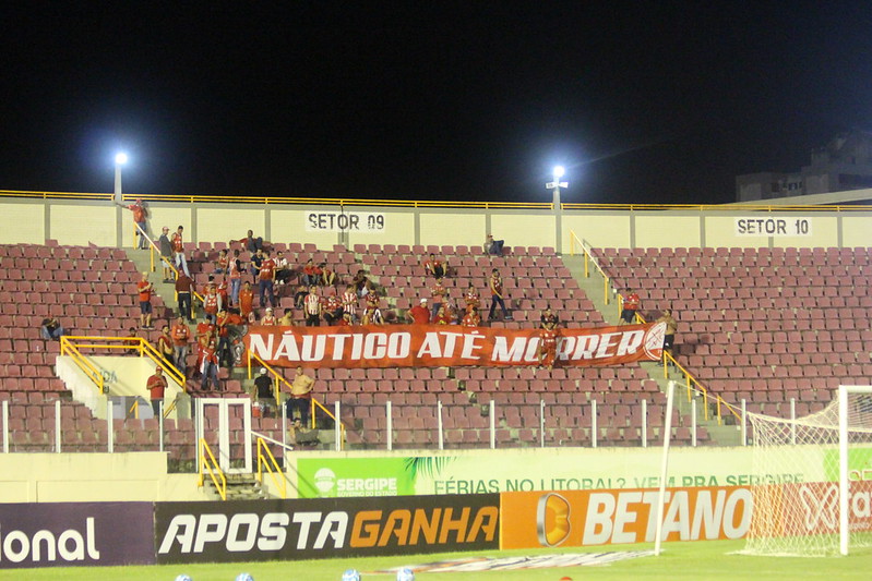 Torcida do Náutico, no Batistão