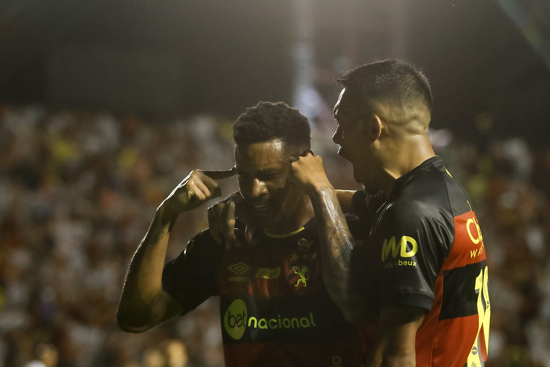 Felipinho celebra gol contra Juventude