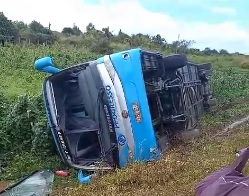 Ônibus com destino a Campina Grande tomba em Goiana