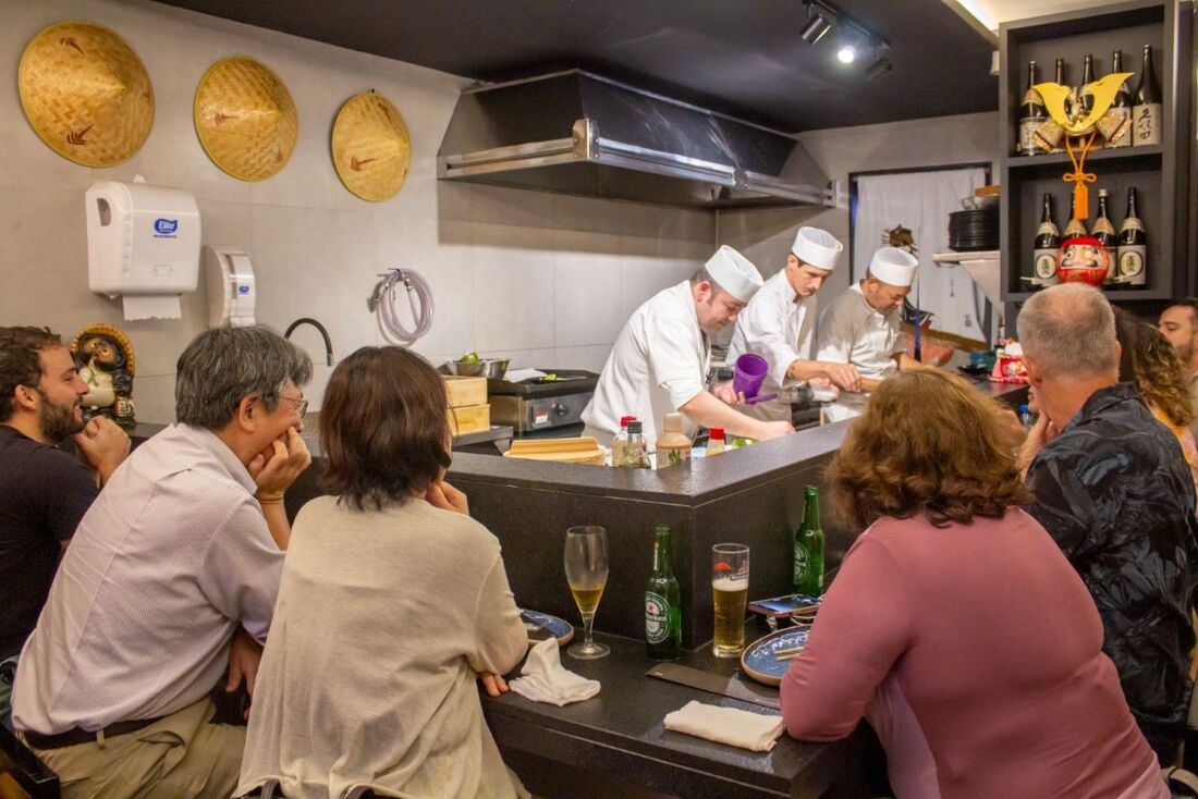 Valter Santos realiza uma vez ao mês o omakase no seu pequeno restaurante me Boa Viagem