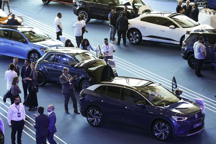 Veículos elétricos e híbridos expostos no evento Anfavea: Conduzindo o Futuro da Eletrificação no Brasil