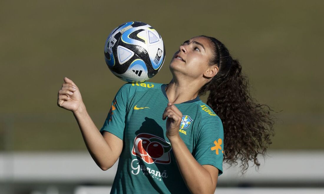 Angelina durante treino da seleção feminina