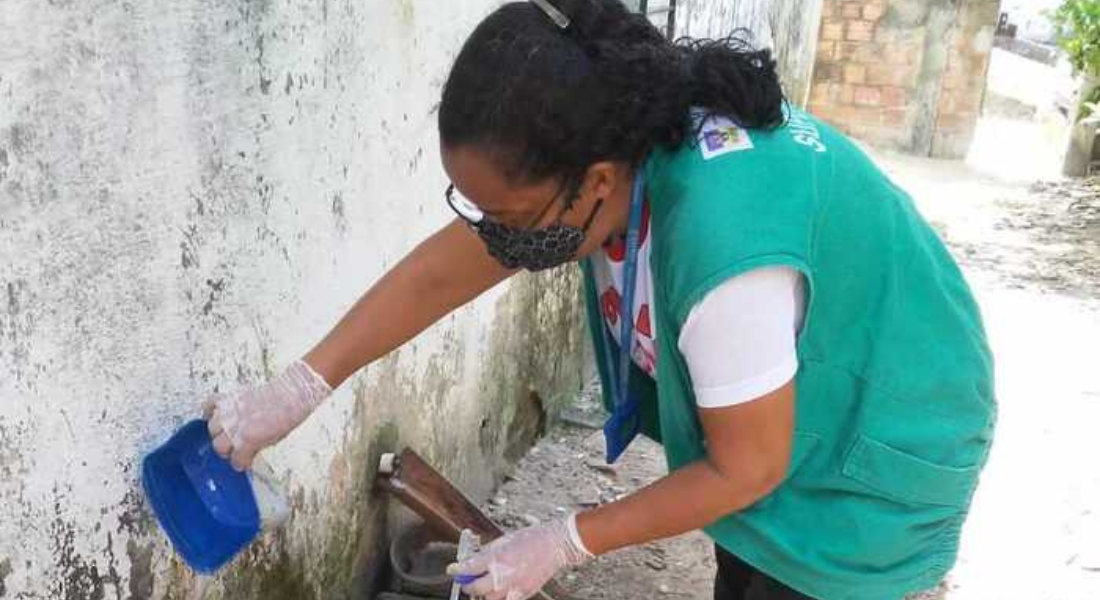 Agente de controle de endemia em mutirão contra o Aedes aegypti em Olinda