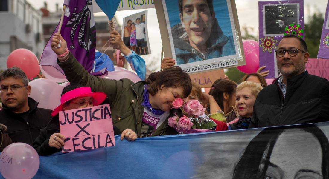 Protesto pede justiça por Cecilia Strzyzowski. No centro, a mãe dela, Gloria Romero