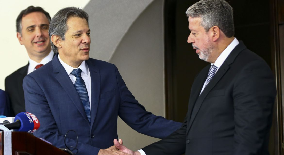 Fernando Haddad e Arthur Lira se cumprimentam