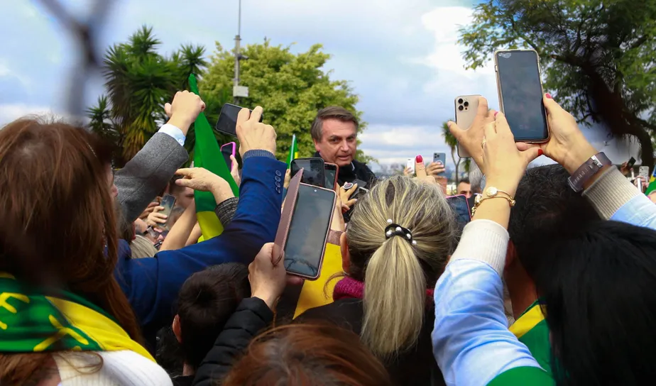 O ex-presidente Jair Bolsonaro cumprimenta apoiadores a caminho do aeroporto Salgado Filho após cumprir sua agenda política em Porto Alegre 