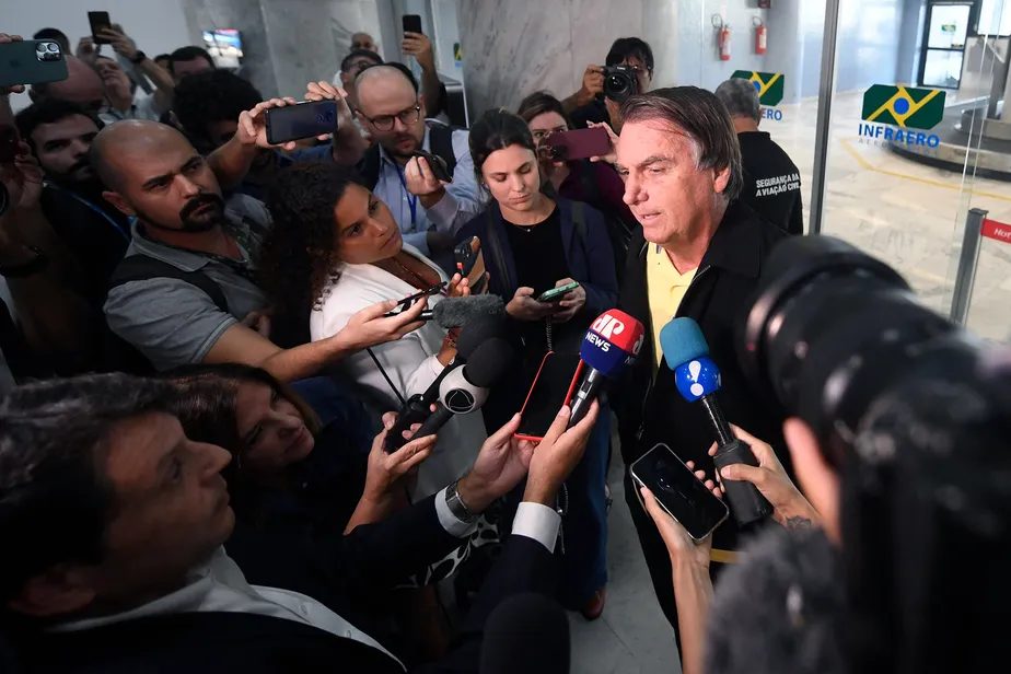 O ex-presidente Jair Bolsonaro fala com a imprensa na chegada ao Aeroporto Santos Dumont, no Rio de Janeiro 