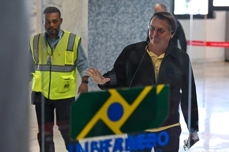 O ex-presidente Jair Bolsonaro acena ao chegar ao Aeroporto Santos Dumont, no Rio de Janeiro 