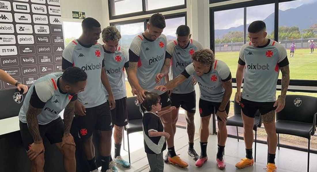 Guilherme em campo com os jogadores do Vasco