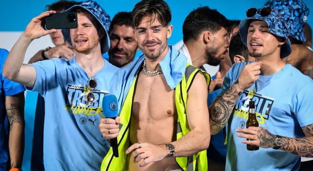 Sem camisa e com colete de trânsito: Jack Grealish comemorou muito o título da Champions 