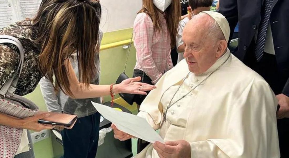 Após alta do hospital, Papa Francisco visita crianças com câncer no Hospital Gemelli