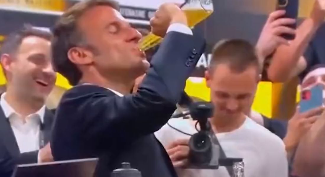 Emmanuel Macron 'vira' cerveja com jogadores de rúgbi 