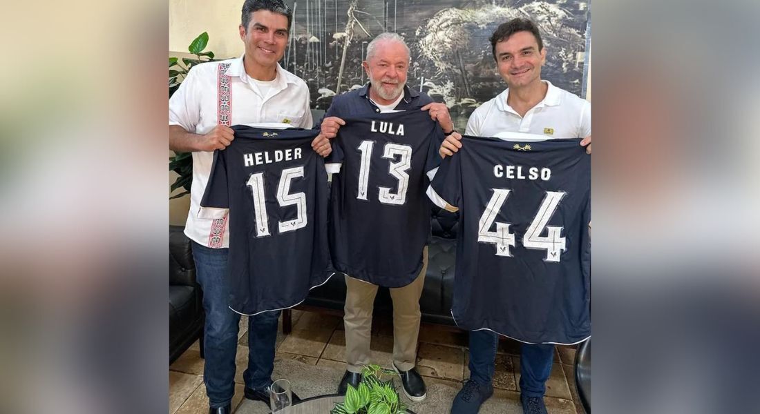 Helder Barbalho, Lula e Celso Sabino com camisetas do Remo durante almoço no sábado, 17/6, em Belém 