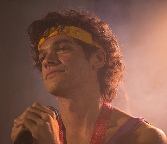 Ator Emílio Dantas interpreta Cazuza