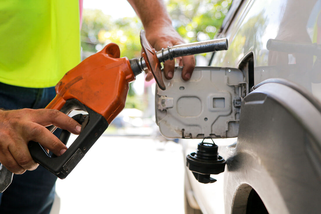 Gasolina, tomate, cebola, plano de saúde e mamão pressionam IPCA