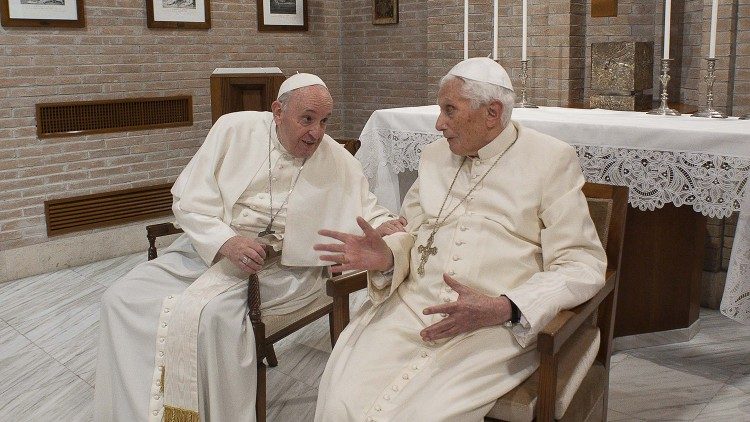 Papa Francisco conversa com Bento XVI