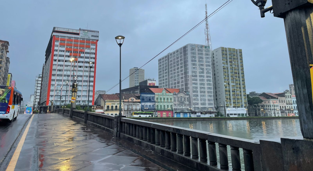 Tempo nublado no Centro do Recife