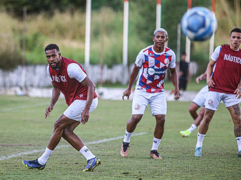 Denilson volta à zaga do Náutico