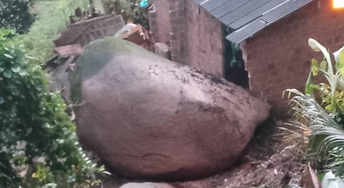 Pedra atingiu muro da casa