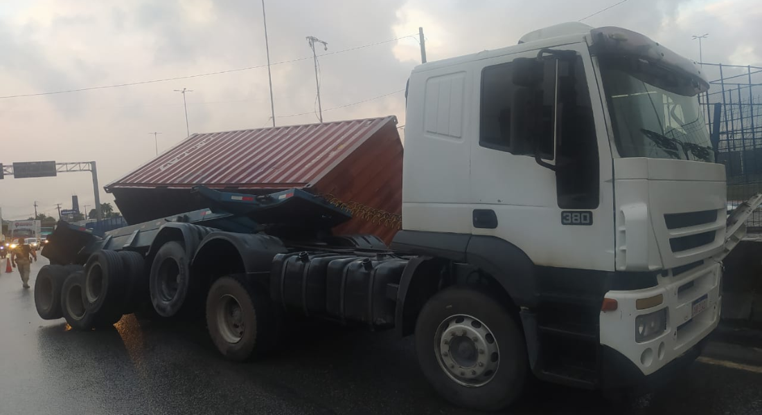 Caminhão tombou sobre mureta