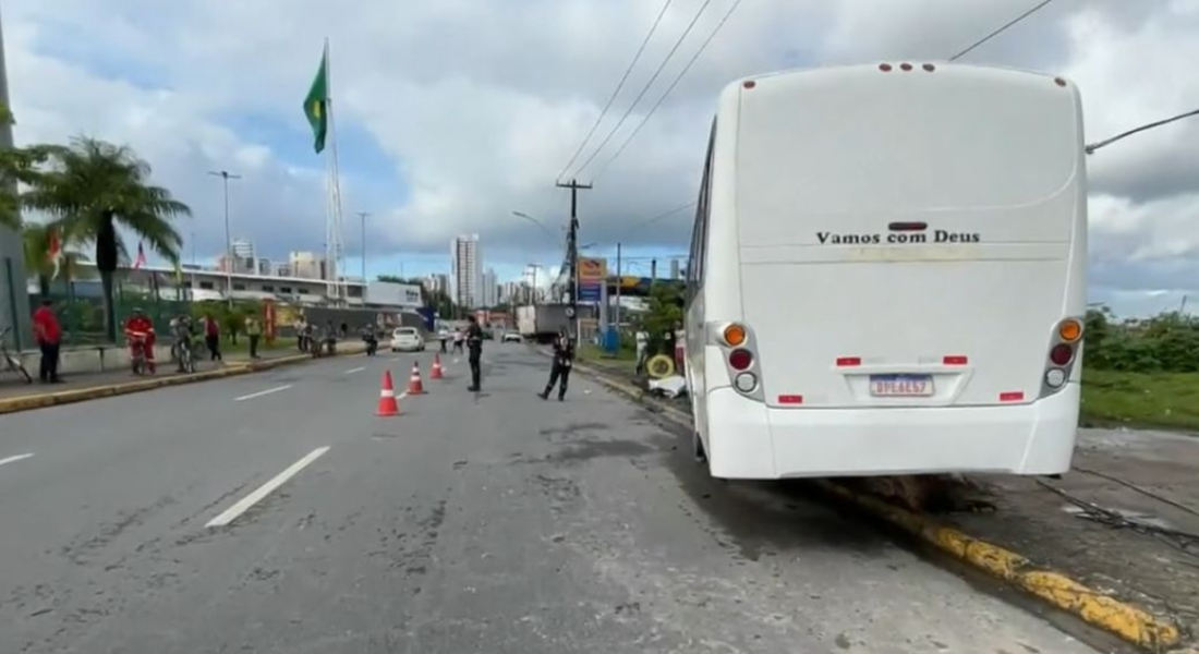 Acidente aconteceu na avenida Barreto de Menezes