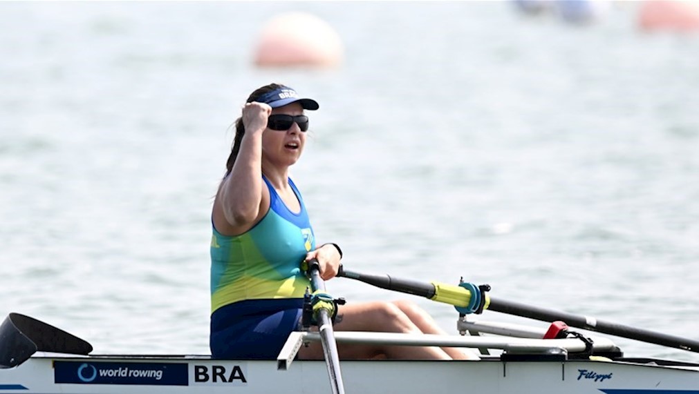 Josiane Lima comemora no barco durante a Copa do Mundo de remo paralímpico, na Itália