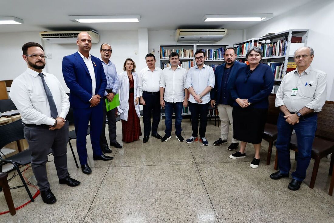 Eduardo e Lula da Fonte se reúnem com representantes de unidades de saúde