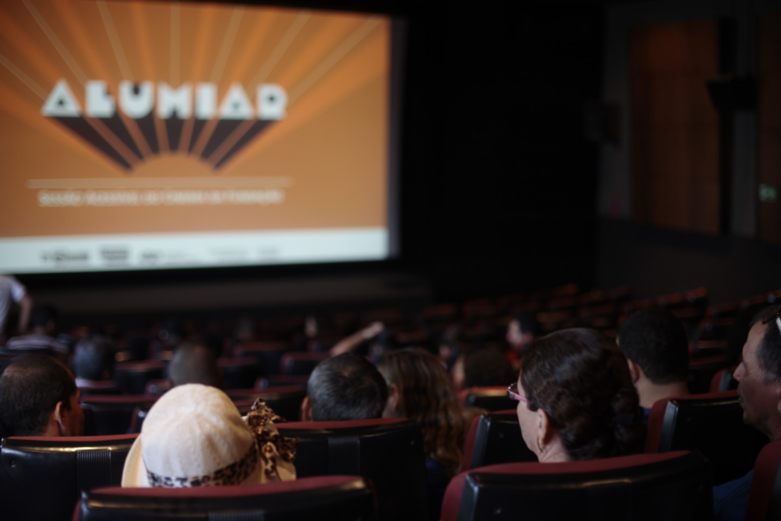 Cinema da Fundação oferece visitas acessíveis e sessões Alumiar e Índigo