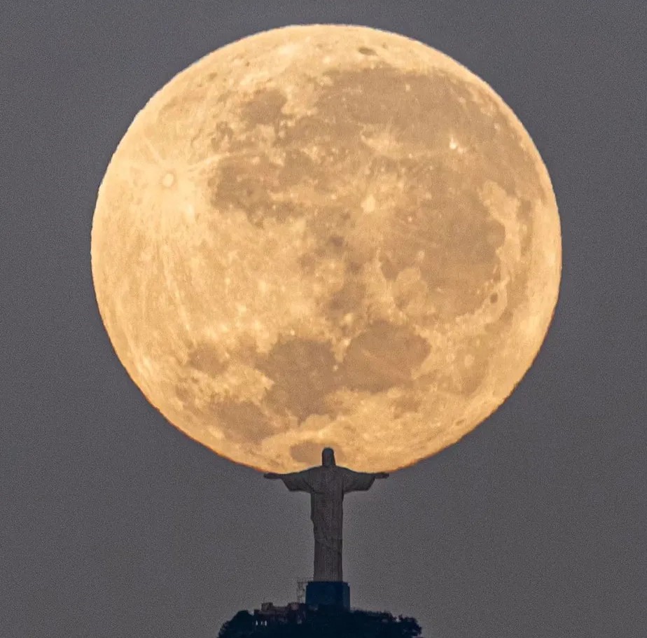 Viral. Foto da lua cheia se pondo foi tirada de Niterói, na Região Metropolitana do Rio 