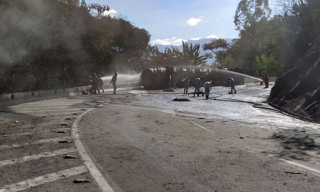 O motorista do caminhão morreu na hora do acidente