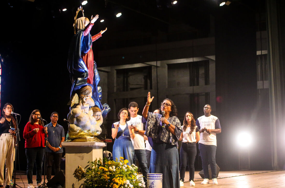 Homenagem a Nossa Senhora na celebração dos 33 anos da Obra de Maria