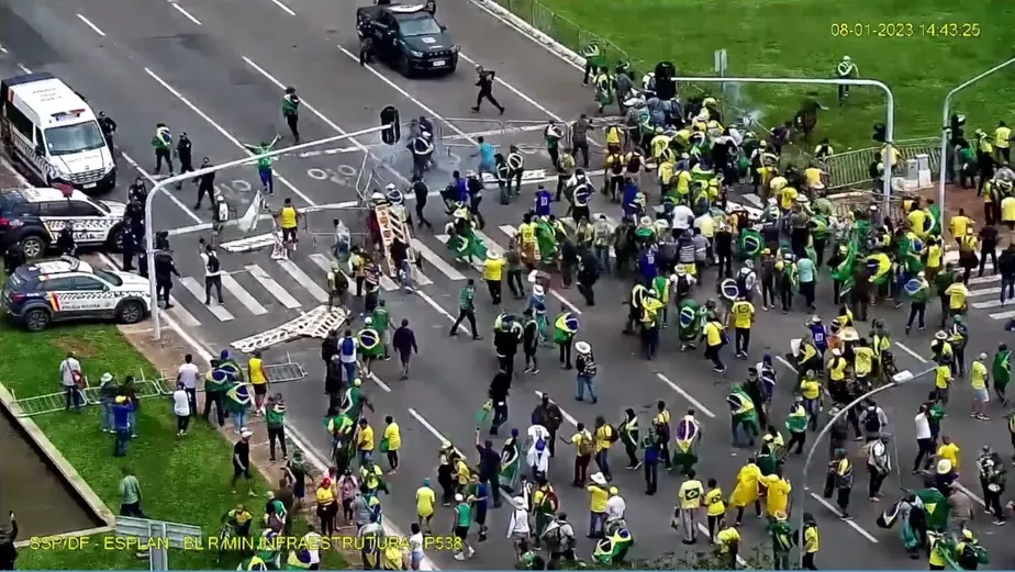 Bolsonaristas radicais atravessam barreira antes do Congresso 