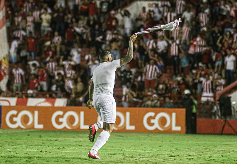 Jael tira a camisa em comemoração de gol