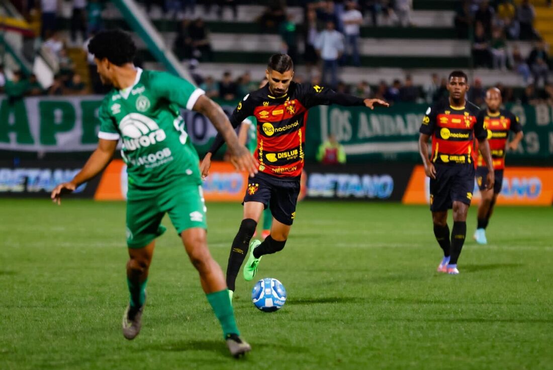 Jorginho em ação contra a Chapecoense