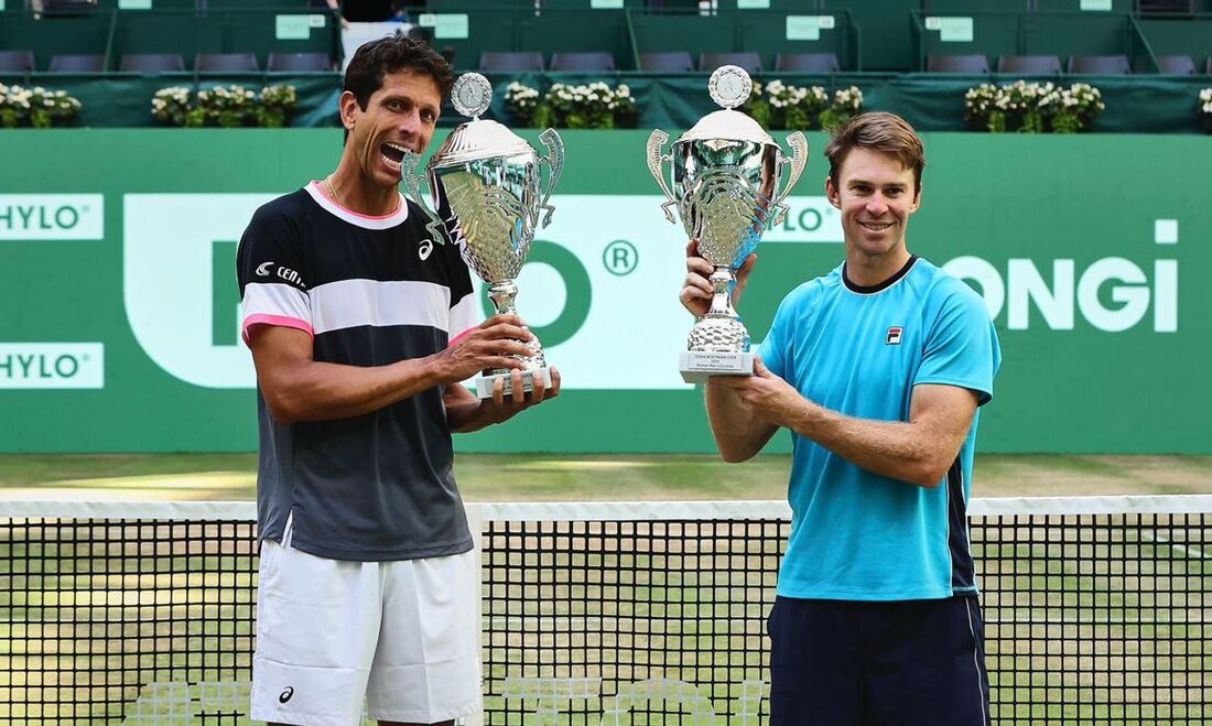 Marcelo Melo celebra conquista ao lado da dupla John Peers