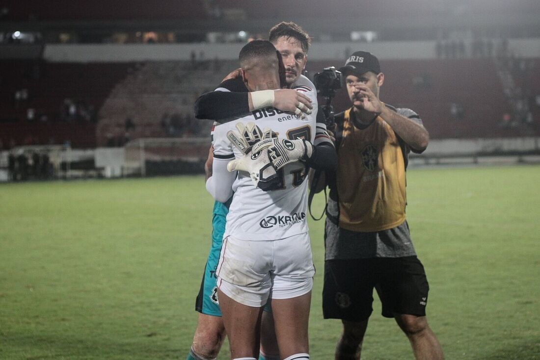 Miullen é abraçado por Michael no término da partida com o Globo