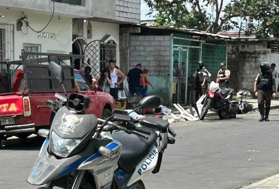 Três homens abriram fogo dentro de uma casa em Guayaquil, uma das cidades mais atingidas pelo crime e pelo narcotráfico 