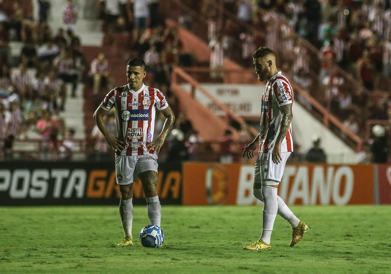 Diego Matos e Souza na bola parada